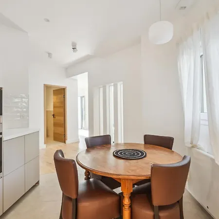 Maison Moderne Parisienne *